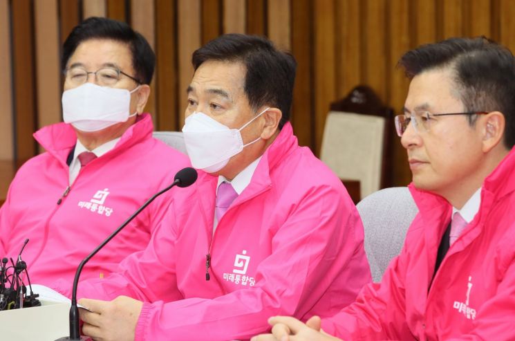 심재철 미래통합당 원내대표(가운데)가 2일 국회에서 열린 최고위원회의에서 발언하고 있다. [이미지출처=연합뉴스]
