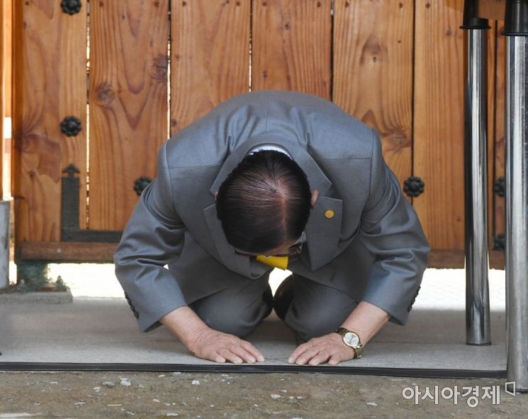 [Photo] Lee Man-hee, Shincheonji Chairman, Performing a Deep Bow for 'COVID-19'