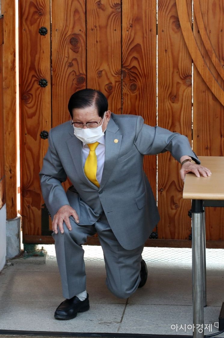 이만희 신천지예수교 증거장막성전(신천지) 총회장이 2일 경기도 가평군 신천지 평화의 궁전에서 열린 코로나19 사태 관련 기자회견에서 큰절을 하고 있다. /문호남 기자 munonam@