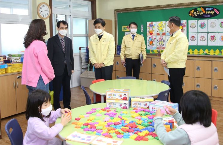장석웅 교육감은 긴급 돌봄을 운영하는 학교를 방문해 관계자를 격려했다. (사진= 전남도교육청 제공)