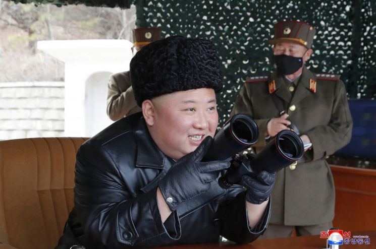 김정은 북한 국무위원장이 2일 전방 장거리포병구분대의 화력타격훈련을 지도했다고 조선중앙통신이 3일 보도했다.