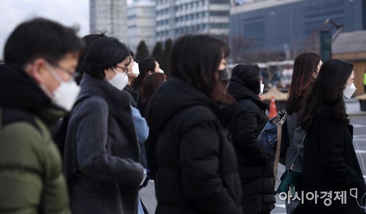 신종 코로나바이러스 감염증(코로나19) 확산이 지속된 3일 서울 광화문 인근에서 출근길 시민들이 마스크를 쓴 채 발걸음을 재촉하고 있다./김현민 기자 kimhyun81@
