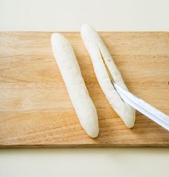 1. 길쭉한 소프트 빵에 칼집을 길게 넣는다.