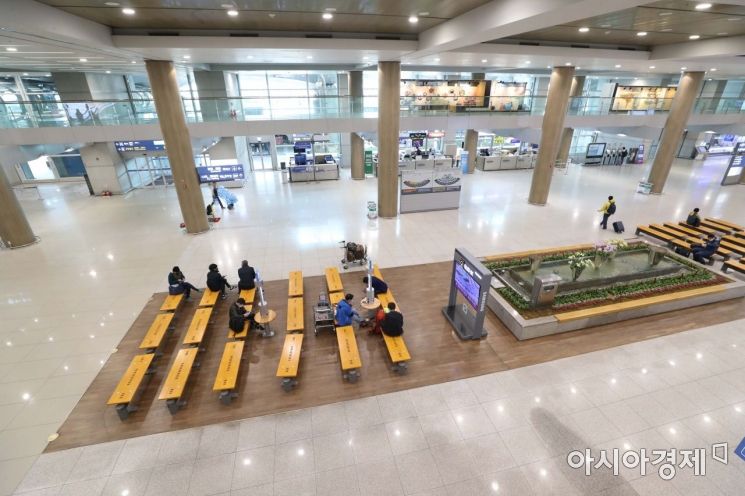 코로나19 확산으로 우리나라를 방문, 또는 경유한 사람의 입국을 금지하거나 제한하는 나라가 늘어나고 있는 3일 인천국제공항 1터미널 입국장이 한산하다. /문호남 기자 munonam@