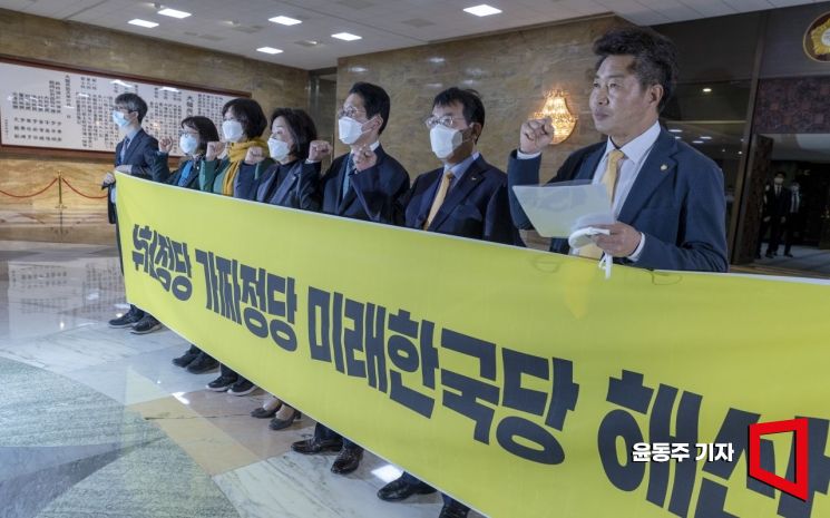 2020년 3월3일 심상정 당시 정의당 대표 등 소속 의원들이 국회 본회의장 앞에서 미래한국당 국회 연설을 규탄하는 입장발표를 하고 있다.
