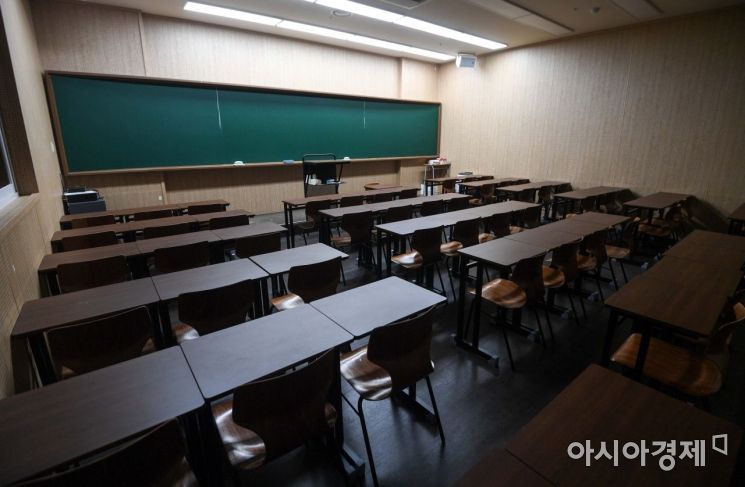 신종 코로나바이러스감염증 확산 여파로 정부가 전국 초중고 학교의 신학기 개학일을 2주일 더 연기한 가운데 3일 서울 강남구 대치동 한 학원이 휴원하고 있다./강진형 기자aymsdream@
