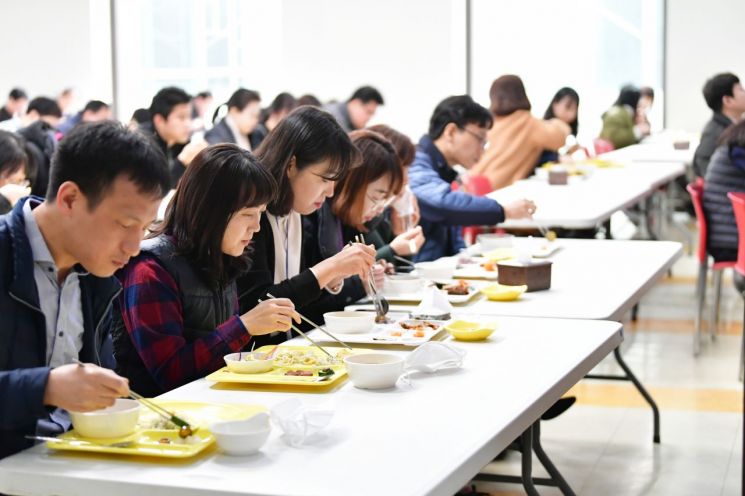 중랑구청 지하식당 배치 변경 등 '사회적거리 두기' 펼쳐