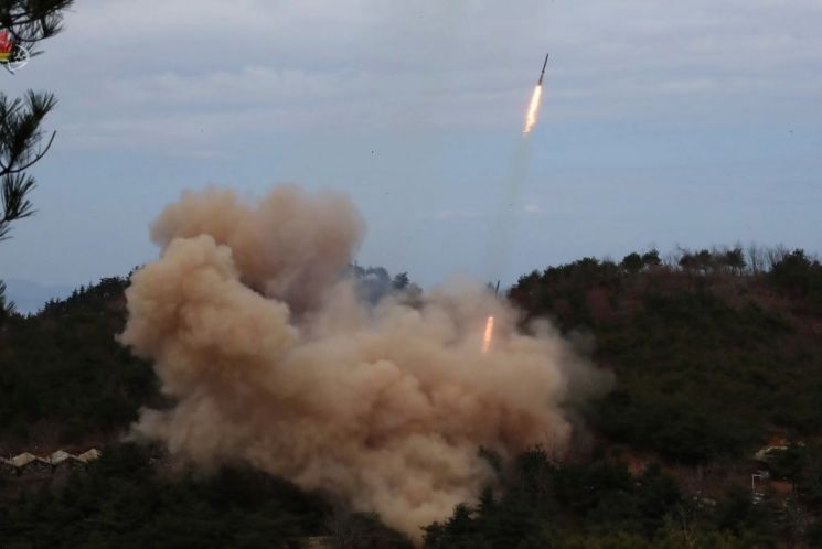 김정은 북한 국무위원장이 2일 전선 장거리포병구분대의 화력타격훈련을 지도했다고 조선중앙TV가 3일 보도했다.