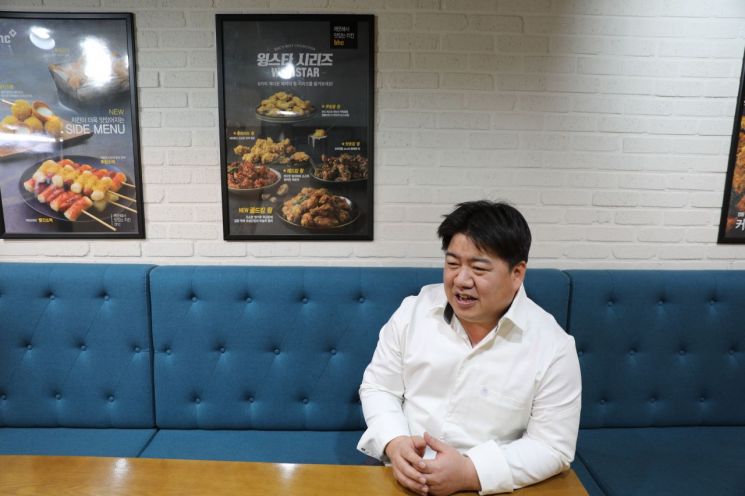 박명성 bhc기업부설연구소 상품개발팀장이 골드킹 제품 개발 배경에 대해 설명하고 있다. 이선애 기자 lsa