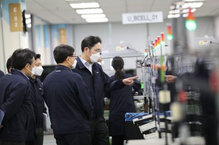 이재용 삼성전자 부회장이 3일 구미사업장에서 스마트폰 생산 공장을 점검하고 있다.