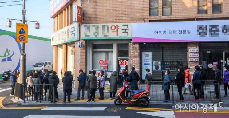 정부가 마스크를 약국에서만 판매하는 방안을 검토하고 있는 4일 서울 용산구 한 약국 앞에서 주민들이 마스크를 구매하기 위해 줄을 서고 있다./강진형 기자aymsdream@