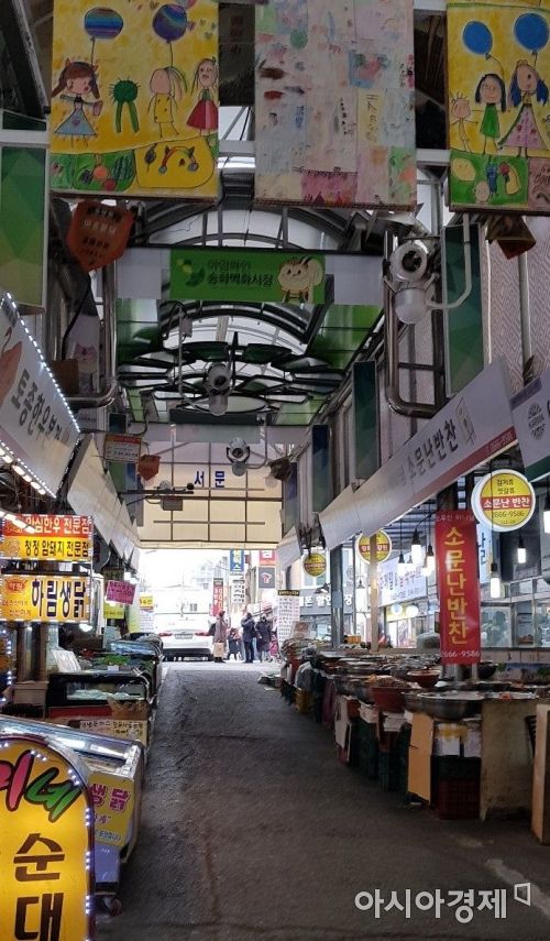 지난 3일 서울 강서구의 송화벽화시장은 코로나19 확산 영향으로 한산한 모습을 보였다. 사진=문혜원 기자