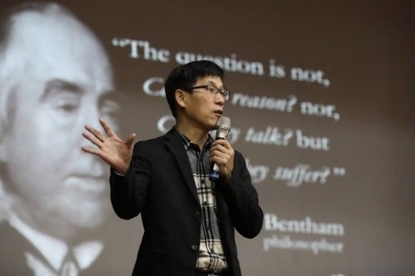 진중권 "확진자 동선 공개, 급해도 인권 훼손해선 안 돼"