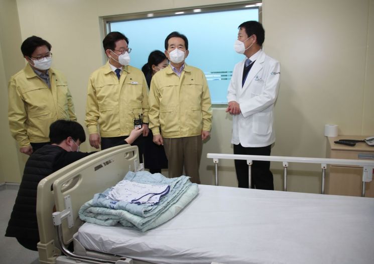 정세균 국무총리가 휴일인 8일 오전 경기도의료원 수원병원을 찾아 음압격리 병실을 둘러보고 있다.<이미지:연합뉴스>