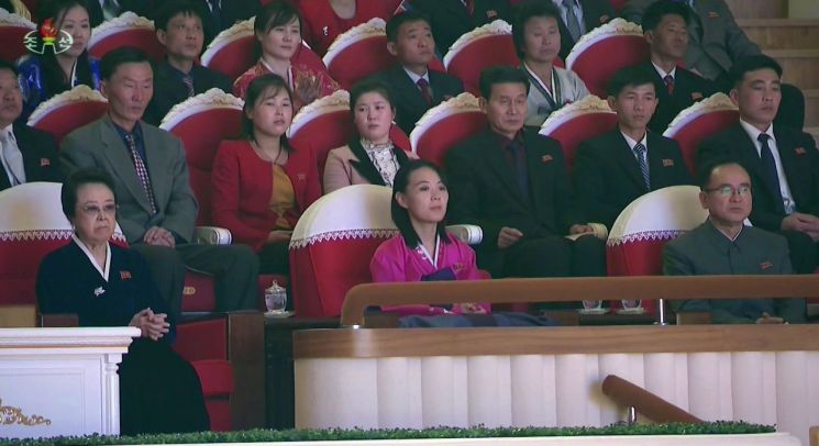 김정은 북한 국무위원장이 설 당일인 지난 25일 삼지연극장에서 부인 리설주 여사와 함께 명절 기념공연을 관람했다고 조선중앙TV가 26일 보도했다. 최룡해 국무위원회 제1부위원장, 김정일 국방위원장의 여동생이자 처형된 장성택의 부인이었던 김경희 전 노동당 비서, 리일환 노동당 부위원장, 조용원·김여정 당 제1부부장, 현송월 부부장이 함께 공연을 관람했다. 김경희는 2013년 12월 장성택 처형 6년여만에 처음으로 공개석상에 모습을 드러냈다. 왼쪽부터 주석단에 앉아 공연을 관람하는 김경희, 김여정, 조용원.