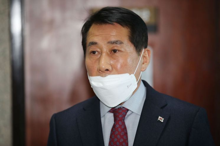 나동연 전 양산시장이 2일 오후 국회에서 열린 미래통합당 공천관리위 면접을 마친 후 취재진과 인터뷰하고 있다. [이미지출처=연합뉴스]