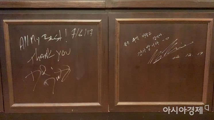 풍월당의 음반 진열장 아래엔 빈틈없이 사인들이 채워져 있다. 풍월당에서 쇼케이스를 가진 아티스트들이 남긴 사인은 작은 공연장으로서의 풍월당의 정체성을 보여준다. 사진 = 김현우 PD