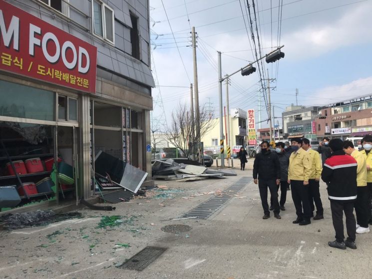 4일 롯데케미칼 대산공장 인근 식당가를 서산시청  및 서산소방관계자 등이 현장 피해상황을 파악하고 있다. / 정일웅 기자