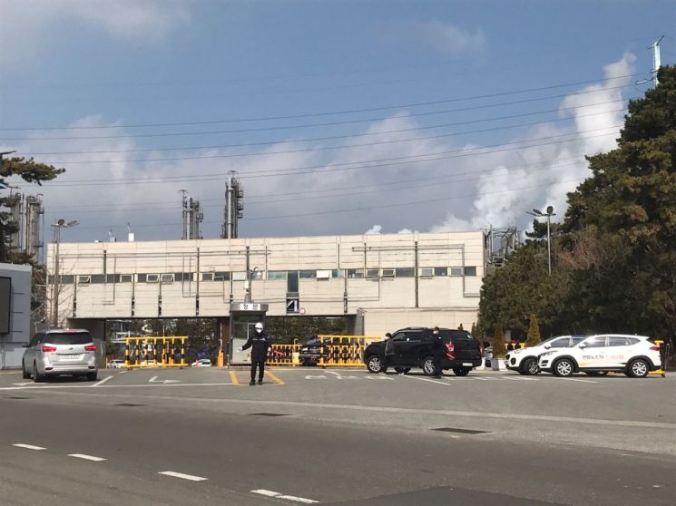 4일 롯데케미칼 대산공장 정문에서 공장 관계자들이 차량 출입을 통제하고 있다. / 정일웅 기자
