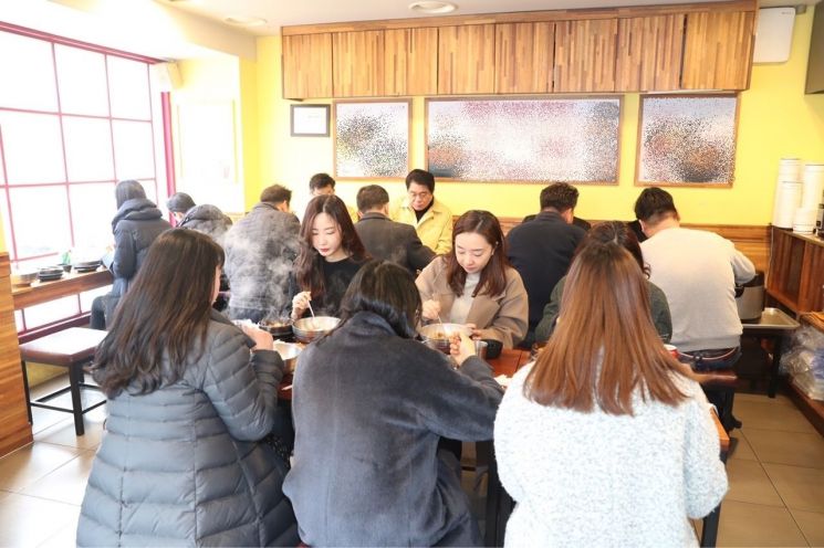[포토] 박준희 관악구청장, 확진자 다녀간 식당 찾아 식사 
