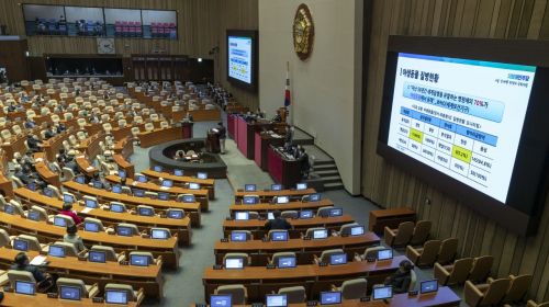 진영 행안부 장관이 4일 국회 본회의장에서 열린 교육·사회·문화 대정부질문에 출석, 의원들 질의에 답변하고 있다./윤동주 기자 doso7@