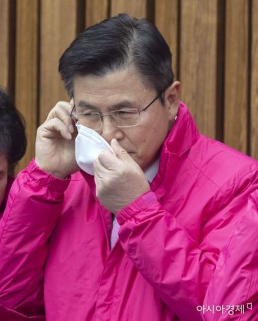 황교안 미래통합당 대표가 2일 국회에서 열린 최고위원회의에 참석, 회의 시작 전 마스크를 착용하고 있다./윤동주 기자 doso7@