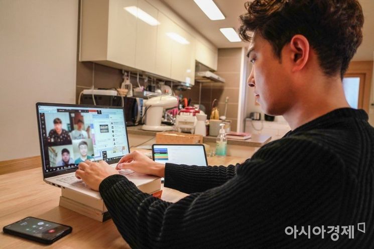　SK텔레콤 직원이 팀즈와 T전화 그룹통화 기능을 이용해 재택근무를 하고 있다.