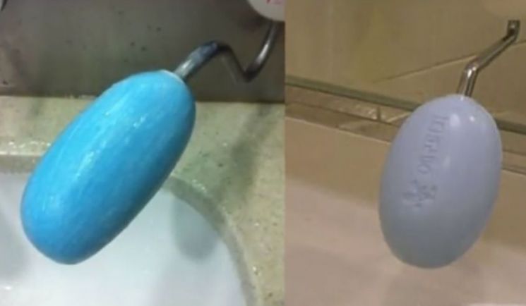 요즘은 비누 받침대가 없이 매달린 비누를 많이 사용하지요. [사진=유튜브 화면캡처]