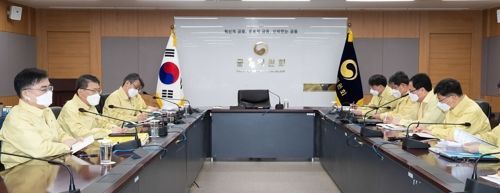 금융위원회가 4일 정부서울청사에서 코로나19 비상대응체계 관련 현안점검회의를 하고 있다.