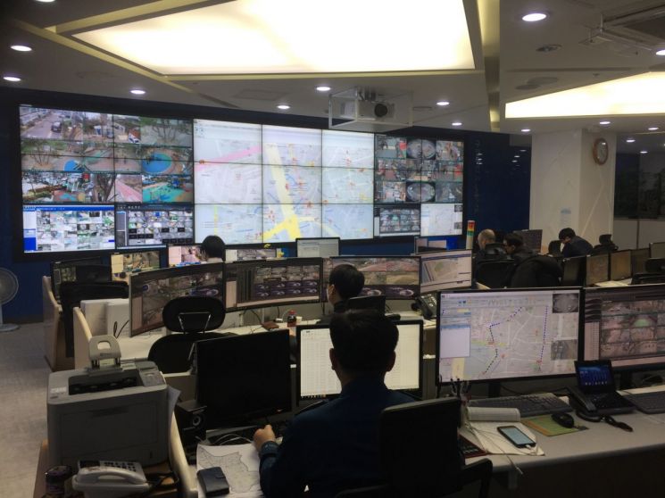 4일 금천구청 지하 1층 U통합운영센터에서 관제요원들이 CCTV를 모니터링하고 있다.