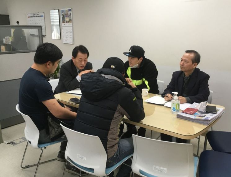 3일 마포구와 홍대클럽투어 관계자들이 코로나19 확산 방지를 위한 대책회의를 하고 있다.