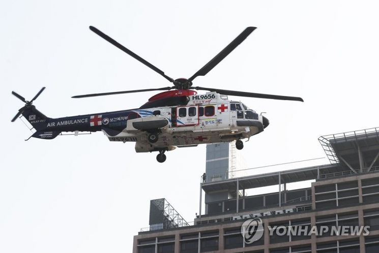 지난1월19일 오후 경기도 수원시 아주대학교병원에서 운항이 일시 중단됐던 경기도 응급의료전용 '닥터헬기'가 연습 비행을 하고 있다. [이미지출처=연합뉴스]