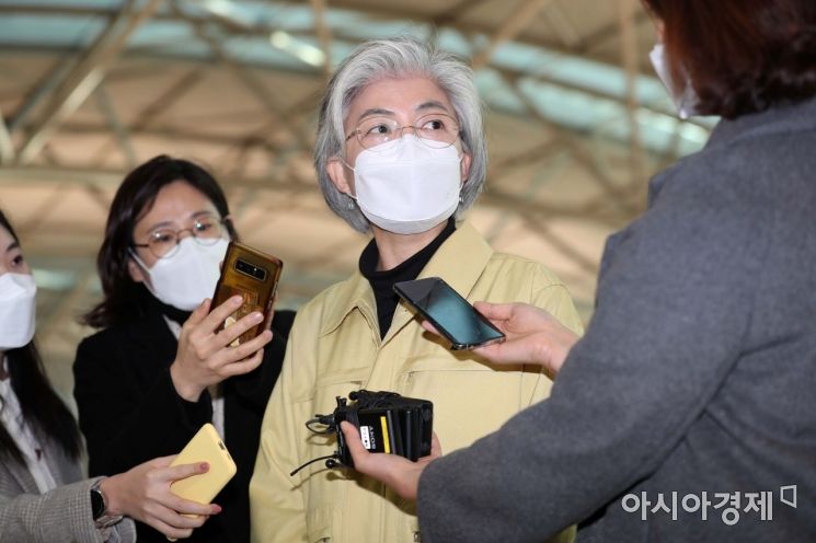 [포토]'코로나19 베트남 격리' 질문 받는 강경화 장관 