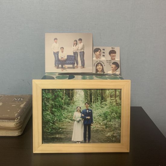 신혼 5개월차인 오성훈 널스노트 대표는 아내의 만류와 눈물을 뒤로 하고 청도 대남병원 현장에 뛰어들었다. 그는 청도까지 아내와 함께 찍은 웨딩사진과 회사 직원들과 함께 찍은 사진을 가져왔다.
