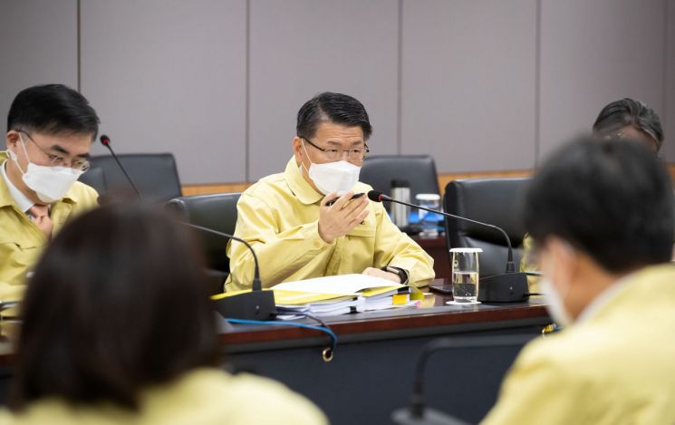은성수 금융위원장이 4일 정부서울청사 금융위원회에서 코로나19 비상대응체계 관련 현안점검회의를 진행하고 있다.