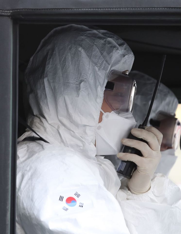 4일 오전 서울 은평구 역촌역 인근 도로에서 수도방위사령부 제독차량이 신종 코로나 바이러스 감염증(코로나19) 관련 방역 작업을 하고 있다. (사진=연합뉴스)