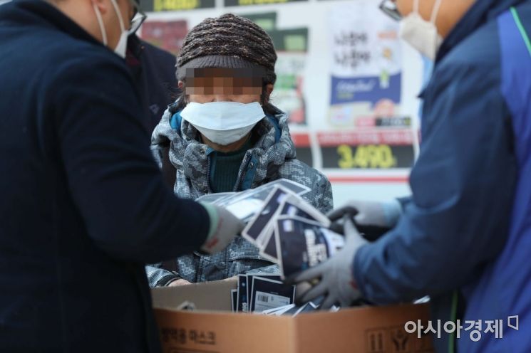 코로나19 확산 우려가 커지고 있는 5일 서서울농협 하나로마트 서강점에서 시민들이 마스크를 구매하기 위해 줄을 서고 있다. /문호남 기자 munonam@