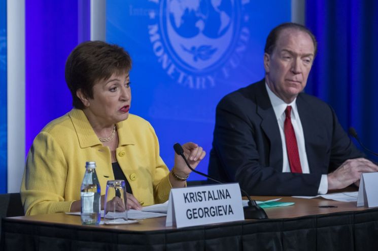크리스탈리나 게오르기에바 국제통화기금(IMF) 총재(왼쪽)와 데이비드 맬패스 세계은행(WB) 총재가 지난달 4일(현지시간) 미국 워싱턴DC IMF 본부에서 공동기자회견을 하고 있다. (사진=연합뉴스)