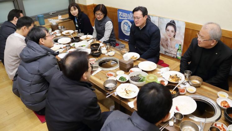 [포토]채현일 영등포구청장, 코로나 피해 식당 찾아 식사 