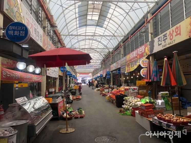 [포토] 한산한 모습의 진해중앙시장