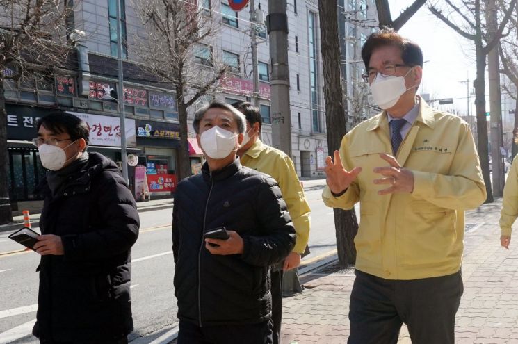 유덕열 동대문구청장이 5일 오후 동대문구 2번째 확진자 동선에 포함된 동안교회를 순찰하며 방역 및 운영 중단 조치에 대해 점검하고 있다.