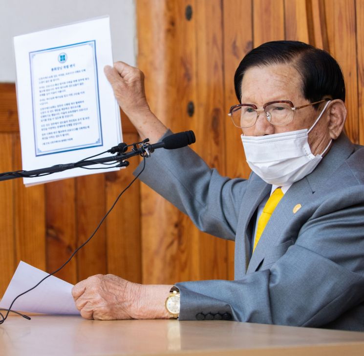 President Lee Man-hee holding a press conference related to COVID-19 at the Shincheonji Peace Training Center in Cheongpyeong-myeon, Gapyeong-si, Gyeonggi-do on March 2nd. <br>[Image source=Yonhap News]