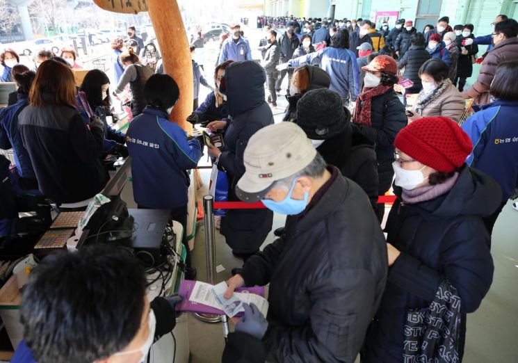5일 오후 서울 도봉구 하나로마트 창동점에서 시민들이 마스크를 구입하고 있다.  사진은 기사 중 특정 표현과 관계 없음. [이미지출처=연합뉴스]