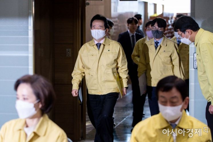 [포토]회의실 들어서는 정세균 국무총리