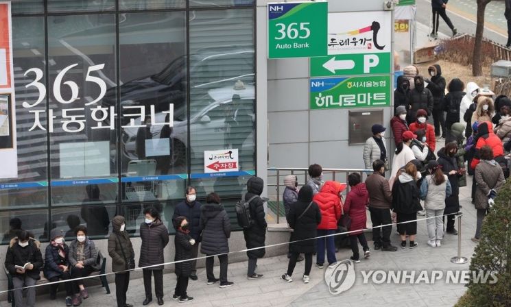 지난 3일 서울 마포구 하나로마트 서서울농협상암점에서 마스크를 사려는 시민들이 길게 줄을 서 있다. / 사진=연합뉴스