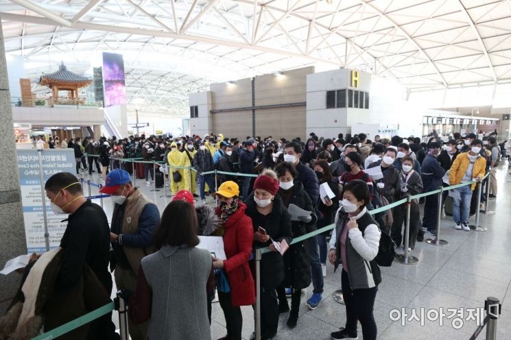 6일 인천국제공항 1터미널 법무부 출입국서비스센터에서 외국인 불법 체류자들이 자진 출국신고를 하기 위해 줄을 서고 있다. /문호남 기자 munonam@