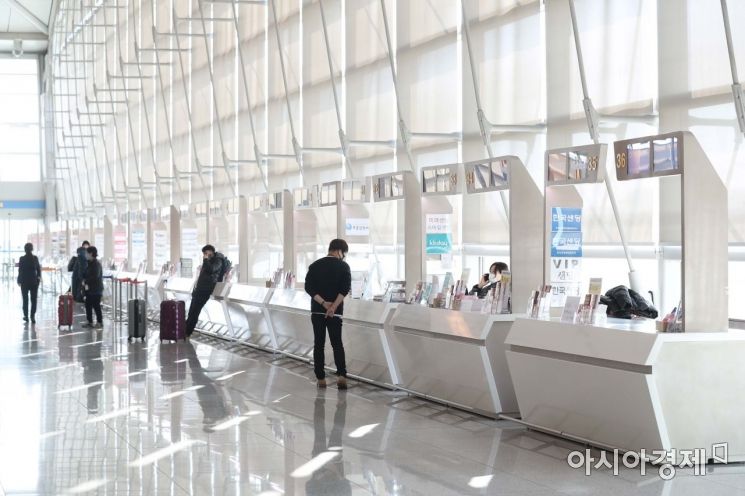 [포토]코로나19에 조용한 인천국제공항 여행사 창구 - 아시아경제 [포토]코로나19에 조용한 인천국제공항 여행사 창구  - 아시아경제