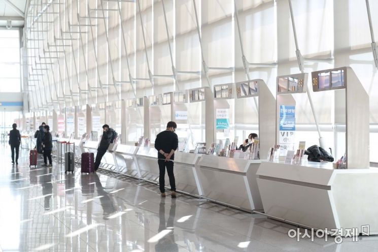 [포토]코로나19에 조용한 인천국제공항 여행사 창구 