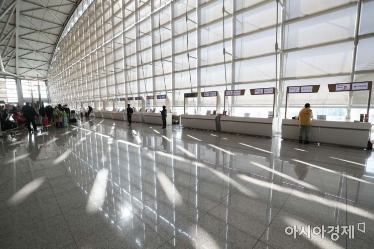 6일 인천국제공항 1터미널 출국장 3층 여행사 창구가 한산하다. /문호남 기자 munonam@