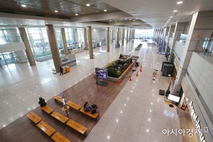 [포토]코로나19 여파 한산한 인천국제공항 입국장 